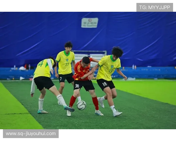 围绕美国女子足球赛场精彩瞬间展现团队力量的全景视觉纪实标题