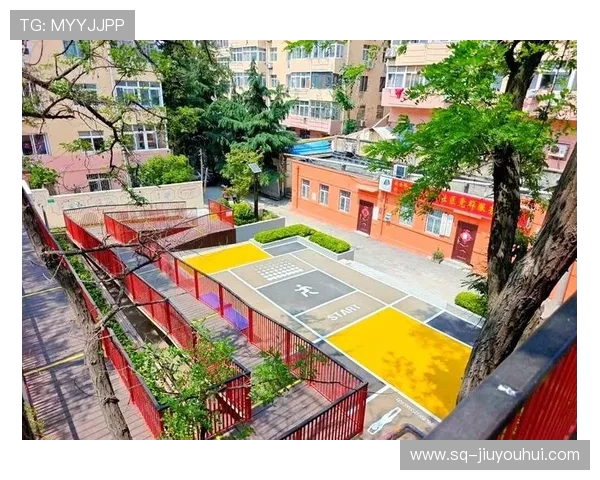 一楼小院变身足球场打造城市休闲新空间促进社区互动与健康生活